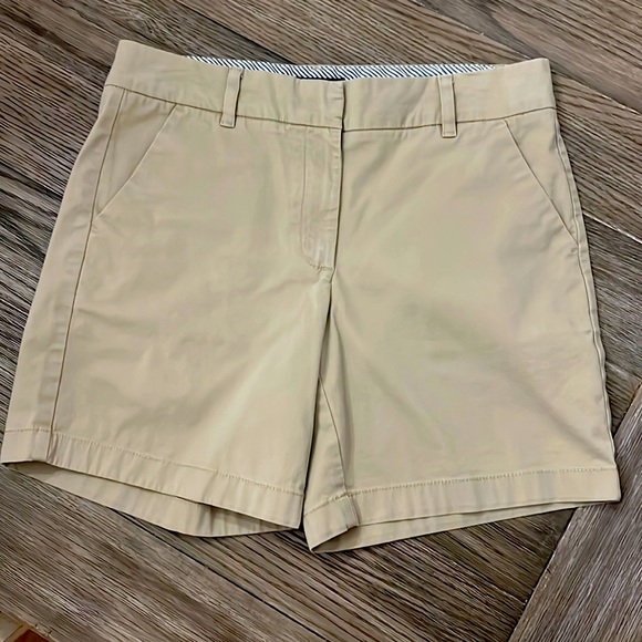 🩷3 for $20 deal!🩷 Tommy hilfiger khaki shorts - Size 8 - Picture 1 of 3